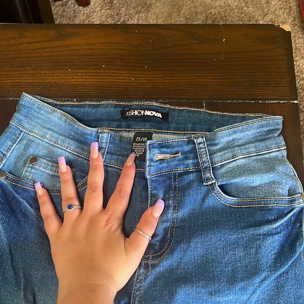 NEVER WORN Fashion Nova size 5/6 medium wash distressed jeans